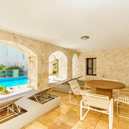 Tarus Mara Villa *