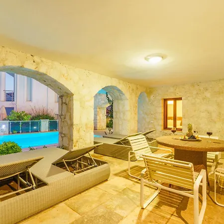 Tarus Mara Villa *