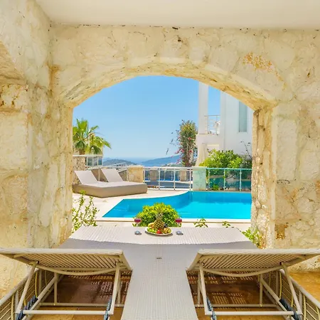 Tarus Mara Villa *